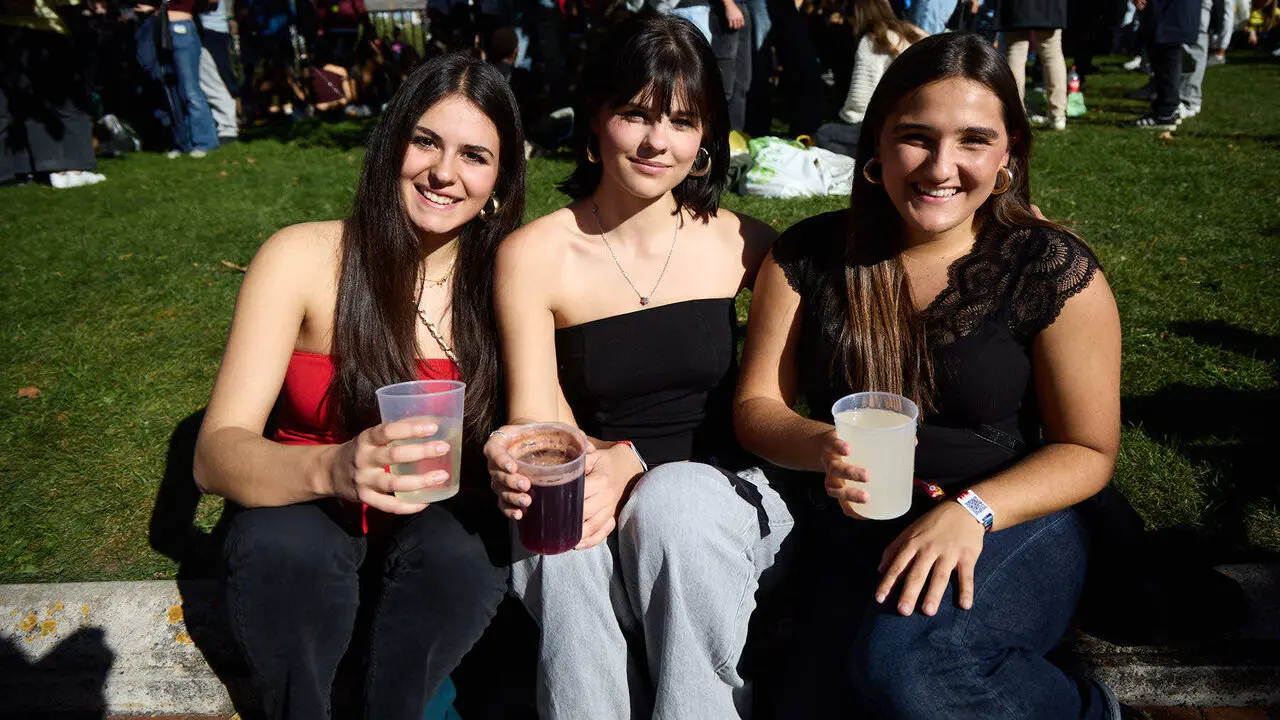 Botell&oacute;n y fiesta previa a la Carpa Universitaria de Oto&ntilde;o 2026 de los estudiantes de la Universidad P&uacute;blica de Navarra en el parque de la Medialuna de Pamplona. I&Ntilde;IGO ALZUGARAY