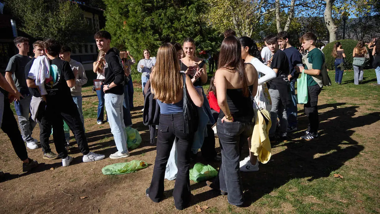 Botell&oacute;n y fiesta previa a la Carpa Universitaria de Oto&ntilde;o 2026 de los estudiantes de la Universidad P&uacute;blica de Navarra en el parque de la Medialuna de Pamplona. I&Ntilde;IGO ALZUGARAY