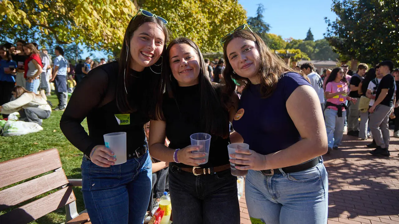 Botell&oacute;n y fiesta previa a la Carpa Universitaria de Oto&ntilde;o 2026 de los estudiantes de la Universidad P&uacute;blica de Navarra en el parque de la Medialuna de Pamplona. I&Ntilde;IGO ALZUGARAY