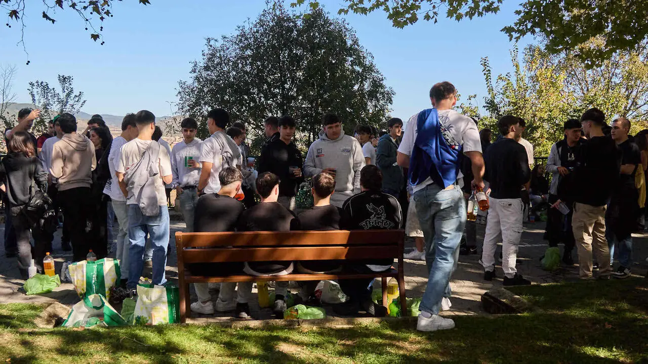 Botell&oacute;n y fiesta previa a la Carpa Universitaria de Oto&ntilde;o 2026 de los estudiantes de la Universidad P&uacute;blica de Navarra en el parque de la Medialuna de Pamplona. I&Ntilde;IGO ALZUGARAY