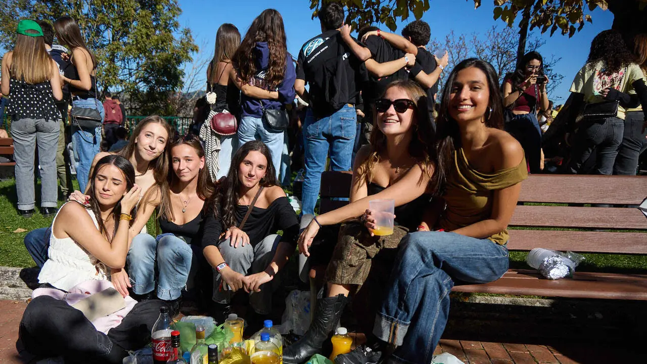 Botell&oacute;n y fiesta previa a la Carpa Universitaria de Oto&ntilde;o 2026 de los estudiantes de la Universidad P&uacute;blica de Navarra en el parque de la Medialuna de Pamplona. I&Ntilde;IGO ALZUGARAY