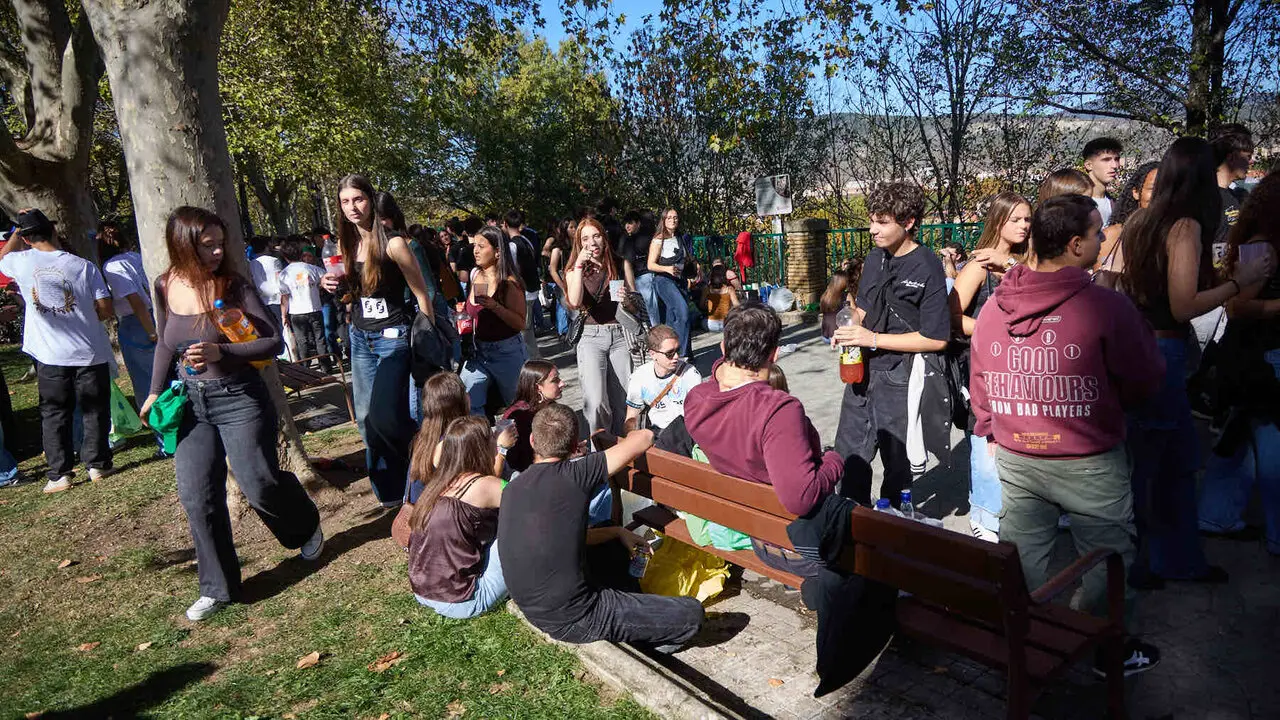 Botell&oacute;n y fiesta previa a la Carpa Universitaria de Oto&ntilde;o 2026 de los estudiantes de la Universidad P&uacute;blica de Navarra en el parque de la Medialuna de Pamplona. I&Ntilde;IGO ALZUGARAY
