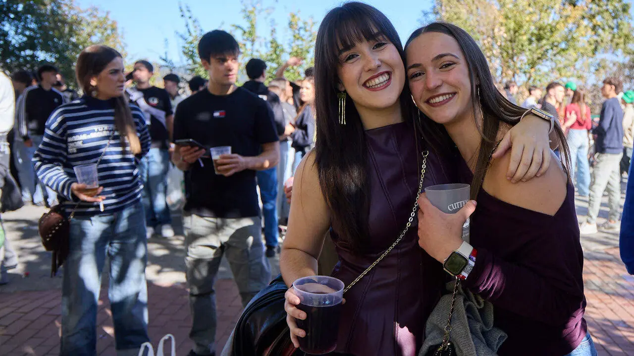 Botell&oacute;n y fiesta previa a la Carpa Universitaria de Oto&ntilde;o 2026 de los estudiantes de la Universidad P&uacute;blica de Navarra en el parque de la Medialuna de Pamplona. I&Ntilde;IGO ALZUGARAY