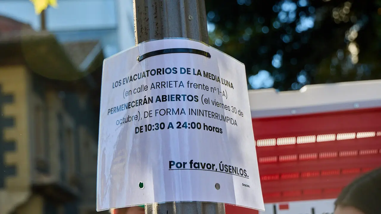 Botell&oacute;n y fiesta previa a la Carpa Universitaria de Oto&ntilde;o 2026 de los estudiantes de la Universidad P&uacute;blica de Navarra en el parque de la Medialuna de Pamplona. I&Ntilde;IGO ALZUGARAY