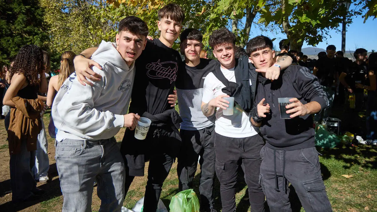 Botell&oacute;n y fiesta previa a la Carpa Universitaria de Oto&ntilde;o 2026 de los estudiantes de la Universidad P&uacute;blica de Navarra en el parque de la Medialuna de Pamplona. I&Ntilde;IGO ALZUGARAY