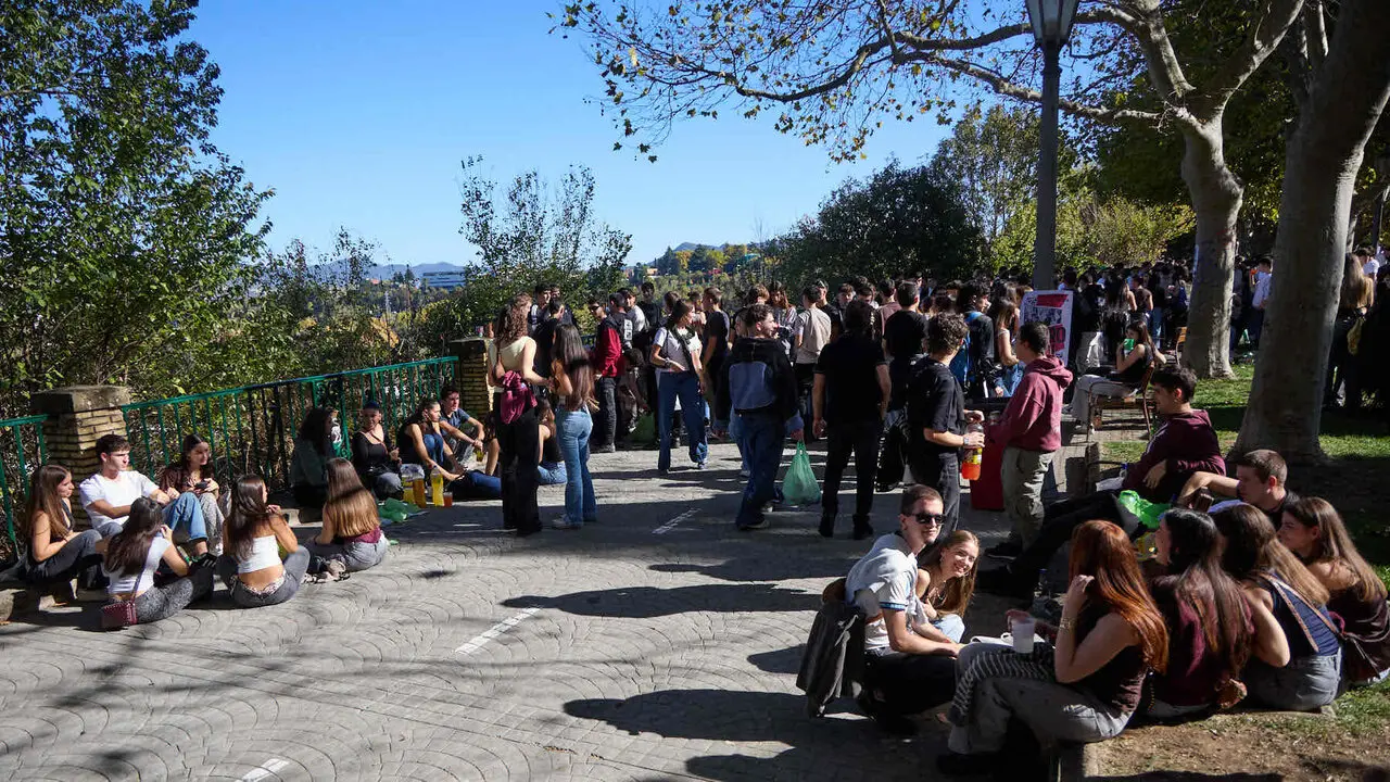 Botell&oacute;n y fiesta previa a la Carpa Universitaria de Oto&ntilde;o 2026 de los estudiantes de la Universidad P&uacute;blica de Navarra en el parque de la Medialuna de Pamplona. I&Ntilde;IGO ALZUGARAY