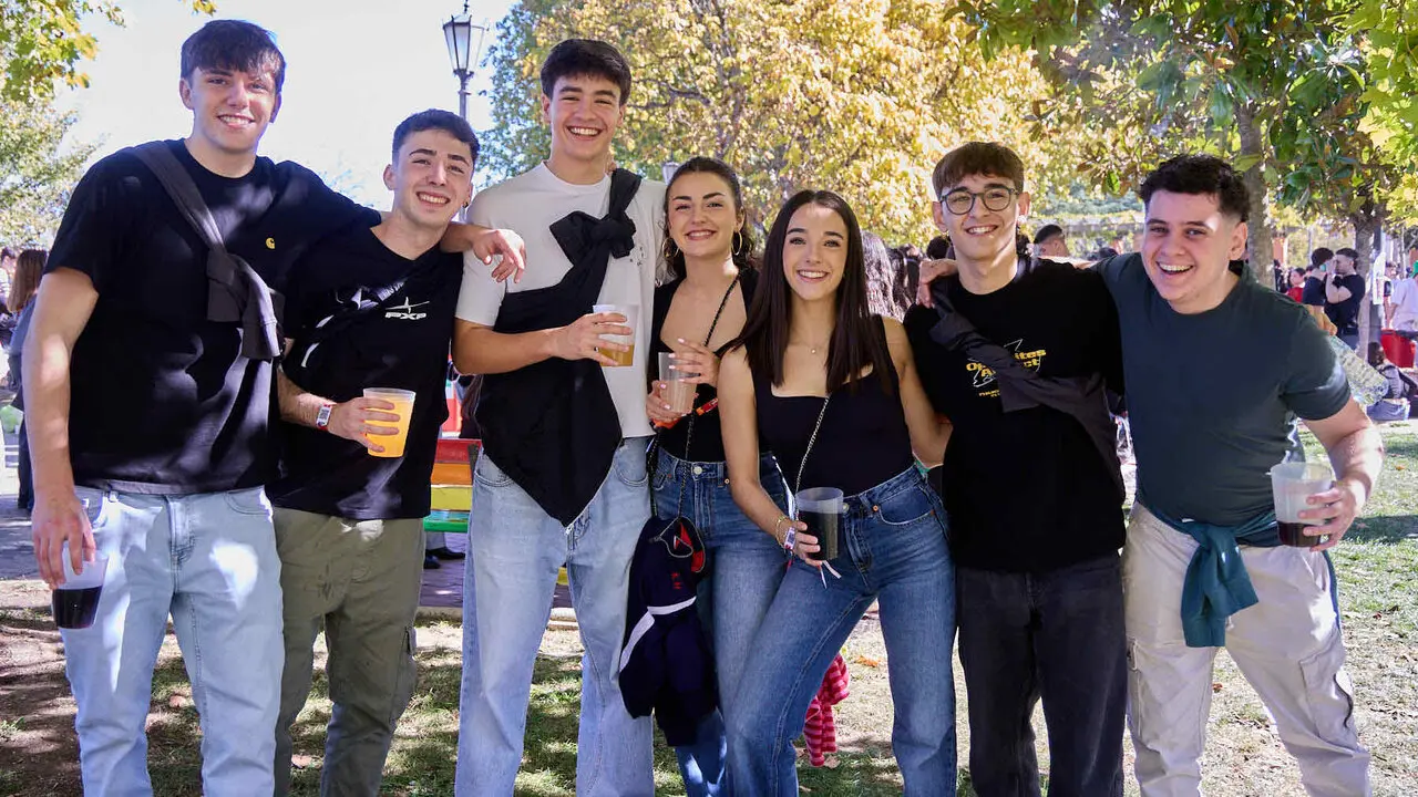 Botell&oacute;n y fiesta previa a la Carpa Universitaria de Oto&ntilde;o 2026 de los estudiantes de la Universidad P&uacute;blica de Navarra en el parque de la Medialuna de Pamplona. I&Ntilde;IGO ALZUGARAY