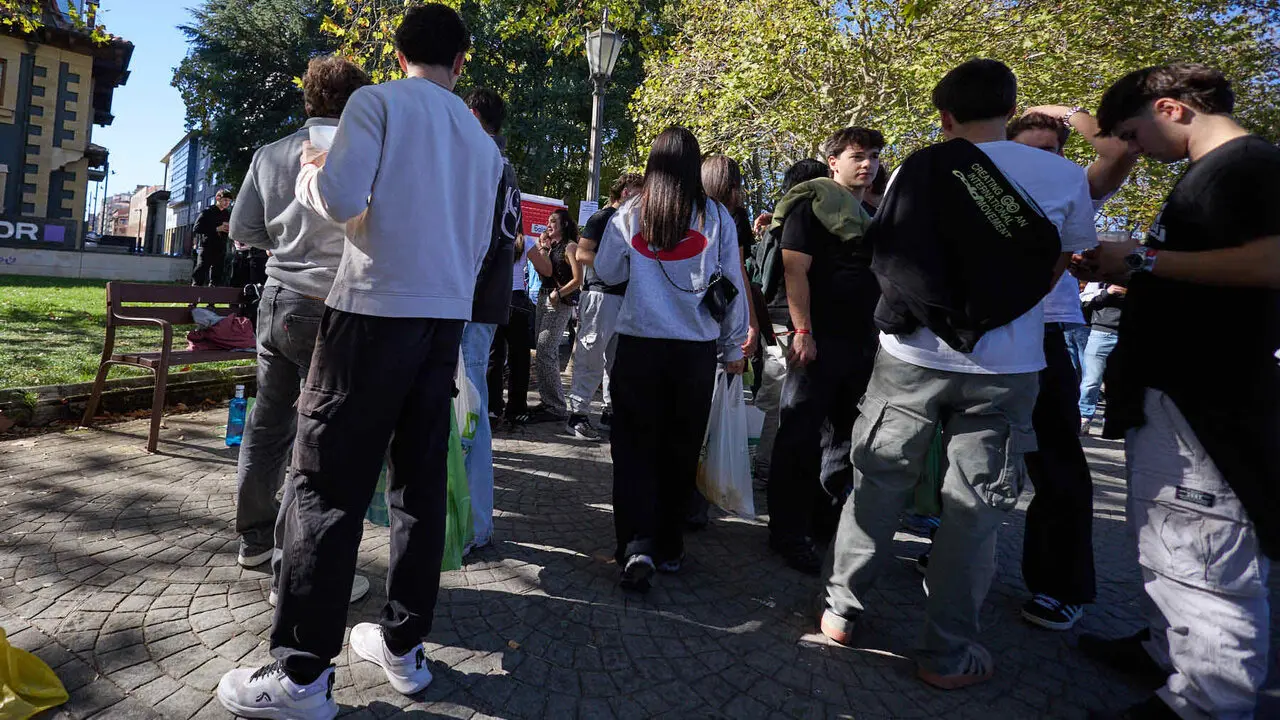 Botell&oacute;n y fiesta previa a la Carpa Universitaria de Oto&ntilde;o 2026 de los estudiantes de la Universidad P&uacute;blica de Navarra en el parque de la Medialuna de Pamplona. I&Ntilde;IGO ALZUGARAY