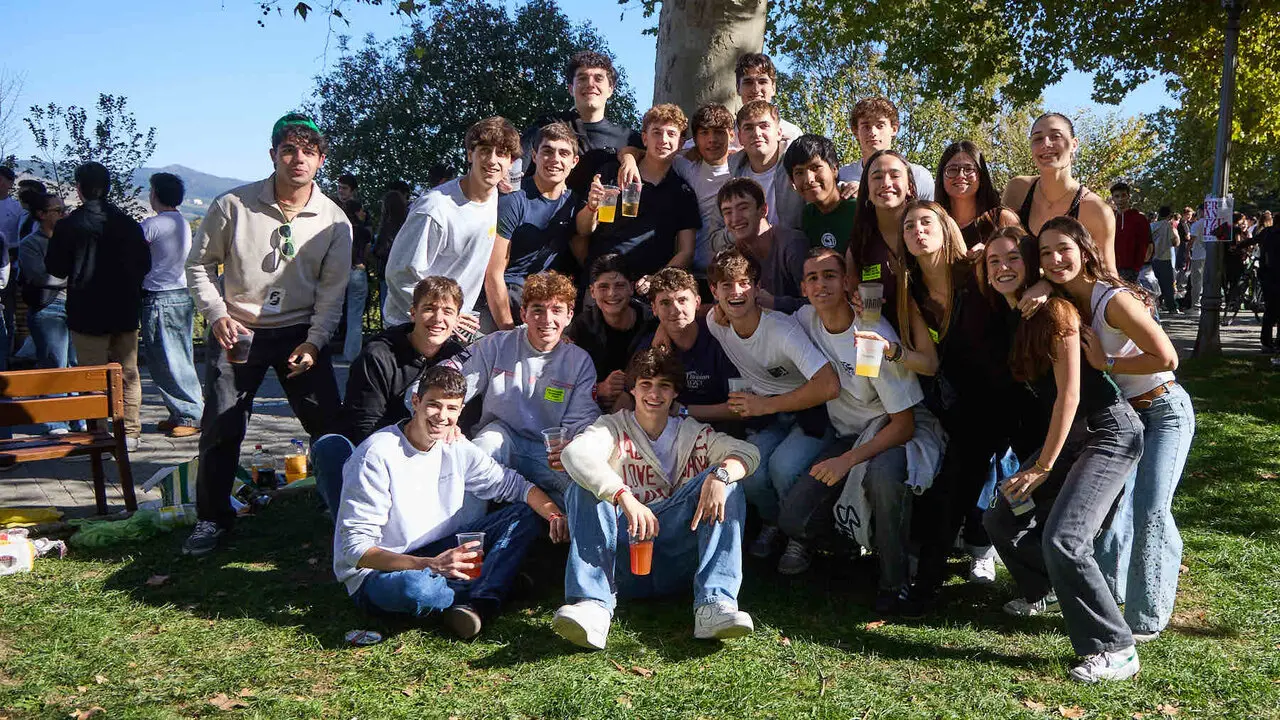 Botell&oacute;n y fiesta previa a la Carpa Universitaria de Oto&ntilde;o 2026 de los estudiantes de la Universidad P&uacute;blica de Navarra en el parque de la Medialuna de Pamplona. I&Ntilde;IGO ALZUGARAY