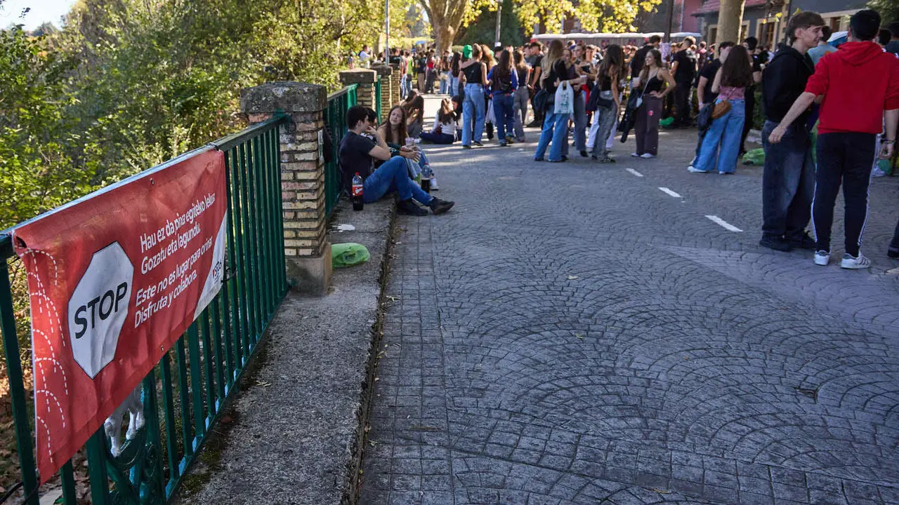 Botell&oacute;n y fiesta previa a la Carpa Universitaria de Oto&ntilde;o 2026 de los estudiantes de la Universidad P&uacute;blica de Navarra en el parque de la Medialuna de Pamplona. I&Ntilde;IGO ALZUGARAY