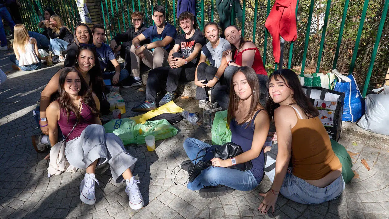 Botell&oacute;n y fiesta previa a la Carpa Universitaria de Oto&ntilde;o 2026 de los estudiantes de la Universidad P&uacute;blica de Navarra en el parque de la Medialuna de Pamplona. I&Ntilde;IGO ALZUGARAY