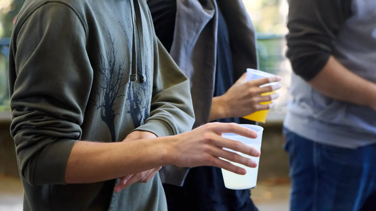 Botell&oacute;n y fiesta previa a la Carpa Universitaria de Oto&ntilde;o 2026 de los estudiantes de la Universidad P&uacute;blica de Navarra en el parque de la Medialuna de Pamplona. I&Ntilde;IGO ALZUGARAY