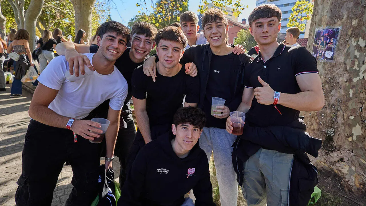Botell&oacute;n y fiesta previa a la Carpa Universitaria de Oto&ntilde;o 2026 de los estudiantes de la Universidad P&uacute;blica de Navarra en el parque de la Medialuna de Pamplona. I&Ntilde;IGO ALZUGARAY