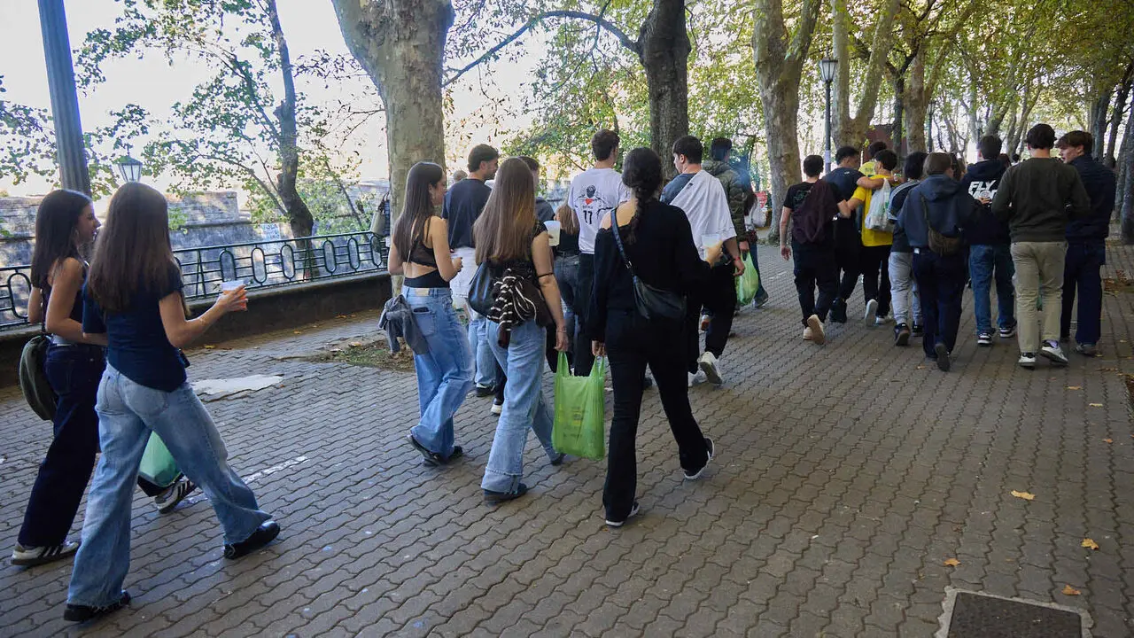 Botell&oacute;n y fiesta previa a la Carpa Universitaria de Oto&ntilde;o 2026 de los estudiantes de la Universidad P&uacute;blica de Navarra en el parque de la Medialuna de Pamplona. I&Ntilde;IGO ALZUGARAY