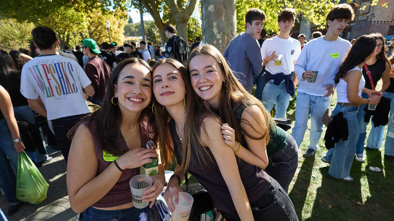 Botell&oacute;n y fiesta previa a la Carpa Universitaria de Oto&ntilde;o 2026 de los estudiantes de la Universidad P&uacute;blica de Navarra en el parque de la Medialuna de Pamplona. I&Ntilde;IGO ALZUGARAY