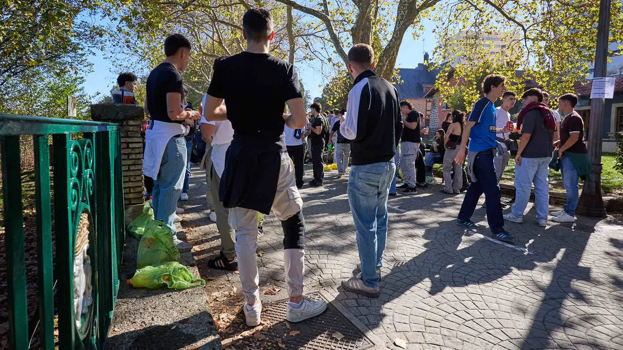 Botell&oacute;n y fiesta previa a la Carpa Universitaria de Oto&ntilde;o 2026 de los estudiantes de la Universidad P&uacute;blica de Navarra en el parque de la Medialuna de Pamplona. I&Ntilde;IGO ALZUGARAY