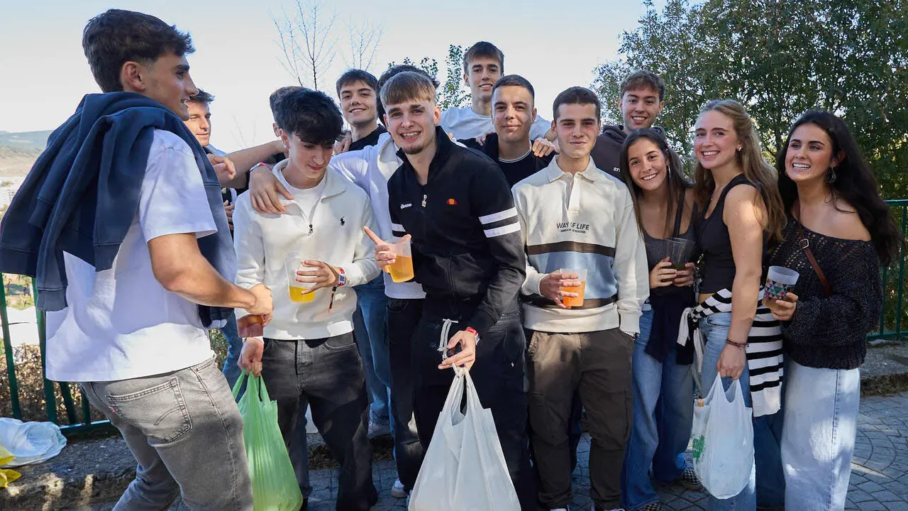 Botell&oacute;n y fiesta previa a la Carpa Universitaria de Oto&ntilde;o 2026 de los estudiantes de la Universidad P&uacute;blica de Navarra en el parque de la Medialuna de Pamplona. I&Ntilde;IGO ALZUGARAY