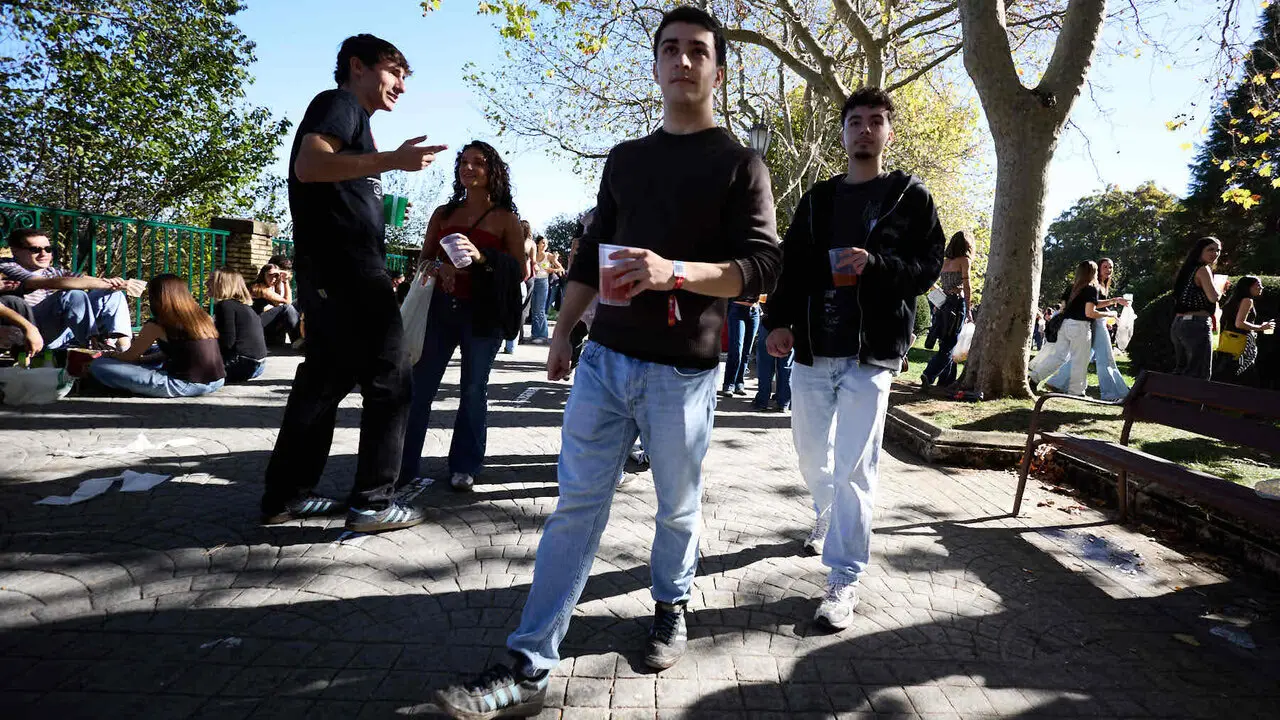 Botell&oacute;n y fiesta previa a la Carpa Universitaria de Oto&ntilde;o 2026 de los estudiantes de la Universidad P&uacute;blica de Navarra en el parque de la Medialuna de Pamplona. I&Ntilde;IGO ALZUGARAY
