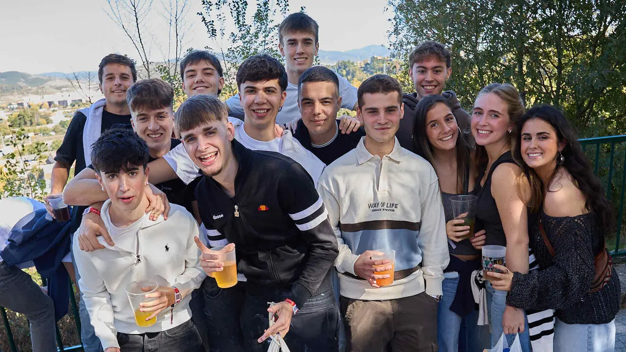 Botell&oacute;n y fiesta previa a la Carpa Universitaria de Oto&ntilde;o 2026 de los estudiantes de la Universidad P&uacute;blica de Navarra en el parque de la Medialuna de Pamplona. I&Ntilde;IGO ALZUGARAY