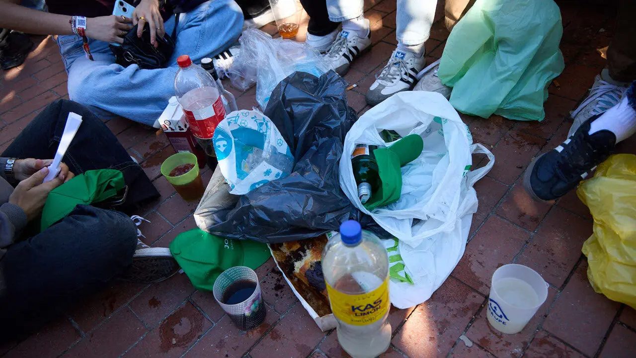 Botell&oacute;n y fiesta previa a la Carpa Universitaria de Oto&ntilde;o 2026 de los estudiantes de la Universidad P&uacute;blica de Navarra en el parque de la Medialuna de Pamplona. I&Ntilde;IGO ALZUGARAY