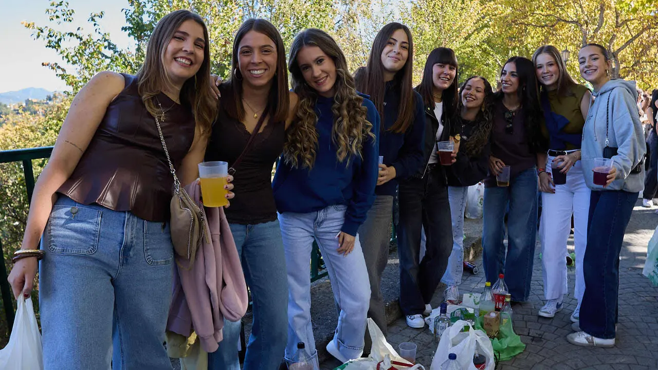 Botell&oacute;n y fiesta previa a la Carpa Universitaria de Oto&ntilde;o 2026 de los estudiantes de la Universidad P&uacute;blica de Navarra en el parque de la Medialuna de Pamplona. I&Ntilde;IGO ALZUGARAY