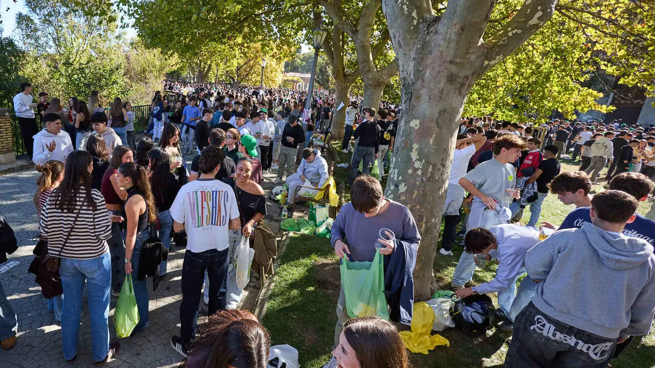 Botell&oacute;n y fiesta previa a la Carpa Universitaria de Oto&ntilde;o 2026 de los estudiantes de la Universidad P&uacute;blica de Navarra en el parque de la Medialuna de Pamplona. I&Ntilde;IGO ALZUGARAY