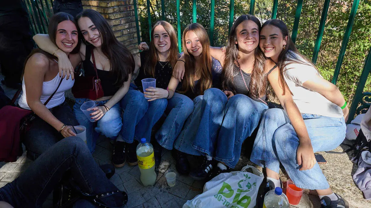 Botell&oacute;n y fiesta previa a la Carpa Universitaria de Oto&ntilde;o 2026 de los estudiantes de la Universidad P&uacute;blica de Navarra en el parque de la Medialuna de Pamplona. I&Ntilde;IGO ALZUGARAY