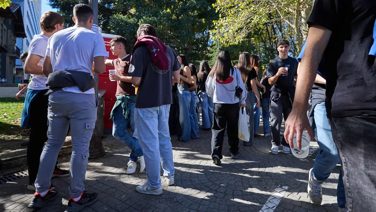 Botell&oacute;n y fiesta previa a la Carpa Universitaria de Oto&ntilde;o 2026 de los estudiantes de la Universidad P&uacute;blica de Navarra en el parque de la Medialuna de Pamplona. I&Ntilde;IGO ALZUGARAY