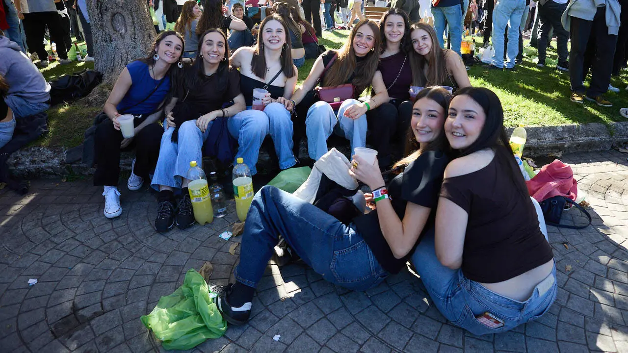 Botell&oacute;n y fiesta previa a la Carpa Universitaria de Oto&ntilde;o 2026 de los estudiantes de la Universidad P&uacute;blica de Navarra en el parque de la Medialuna de Pamplona. I&Ntilde;IGO ALZUGARAY