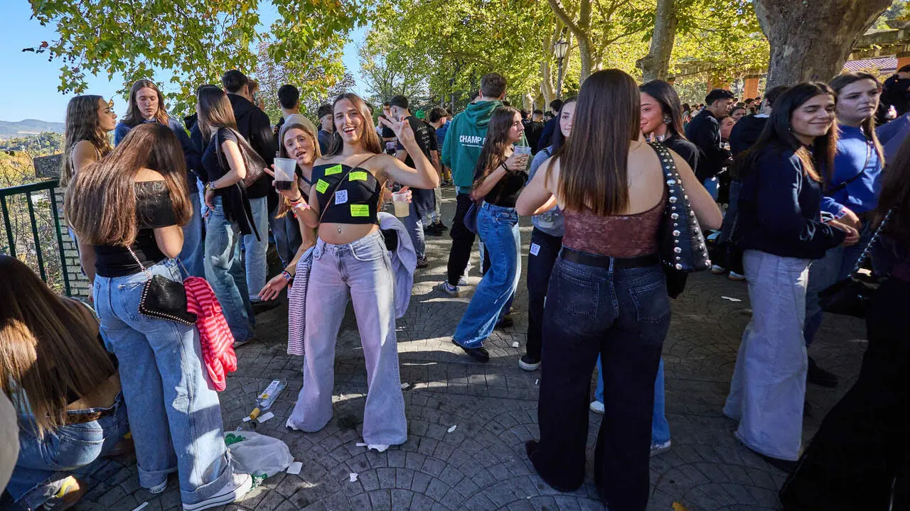 Botell&oacute;n y fiesta previa a la Carpa Universitaria de Oto&ntilde;o 2026 de los estudiantes de la Universidad P&uacute;blica de Navarra en el parque de la Medialuna de Pamplona. I&Ntilde;IGO ALZUGARAY