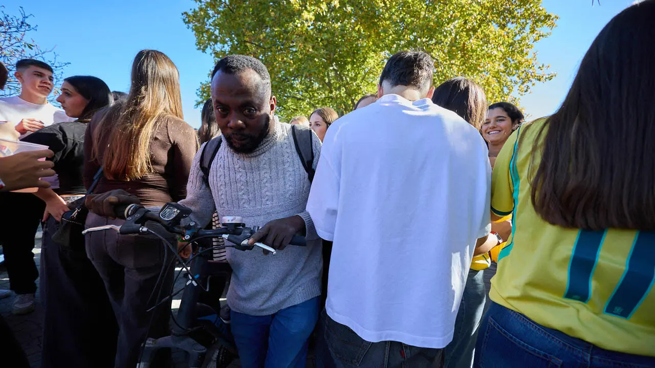 Botell&oacute;n y fiesta previa a la Carpa Universitaria de Oto&ntilde;o 2026 de los estudiantes de la Universidad P&uacute;blica de Navarra en el parque de la Medialuna de Pamplona. I&Ntilde;IGO ALZUGARAY
