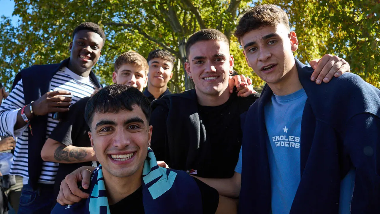 Botell&oacute;n y fiesta previa a la Carpa Universitaria de Oto&ntilde;o 2026 de los estudiantes de la Universidad P&uacute;blica de Navarra en el parque de la Medialuna de Pamplona. I&Ntilde;IGO ALZUGARAY
