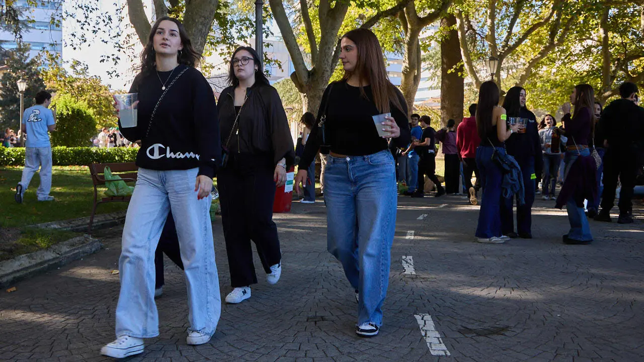 Botell&oacute;n y fiesta previa a la Carpa Universitaria de Oto&ntilde;o 2026 de los estudiantes de la Universidad P&uacute;blica de Navarra en el parque de la Medialuna de Pamplona. I&Ntilde;IGO ALZUGARAY