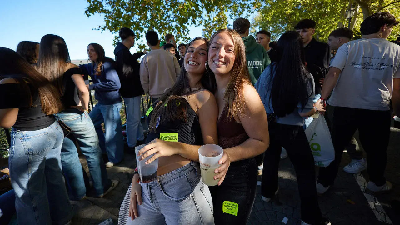 Botell&oacute;n y fiesta previa a la Carpa Universitaria de Oto&ntilde;o 2026 de los estudiantes de la Universidad P&uacute;blica de Navarra en el parque de la Medialuna de Pamplona. I&Ntilde;IGO ALZUGARAY
