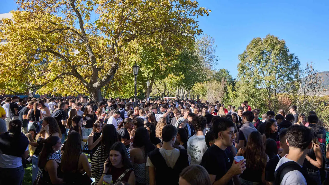 Botell&oacute;n y fiesta previa a la Carpa Universitaria de Oto&ntilde;o 2026 de los estudiantes de la Universidad P&uacute;blica de Navarra en el parque de la Medialuna de Pamplona. I&Ntilde;IGO ALZUGARAY