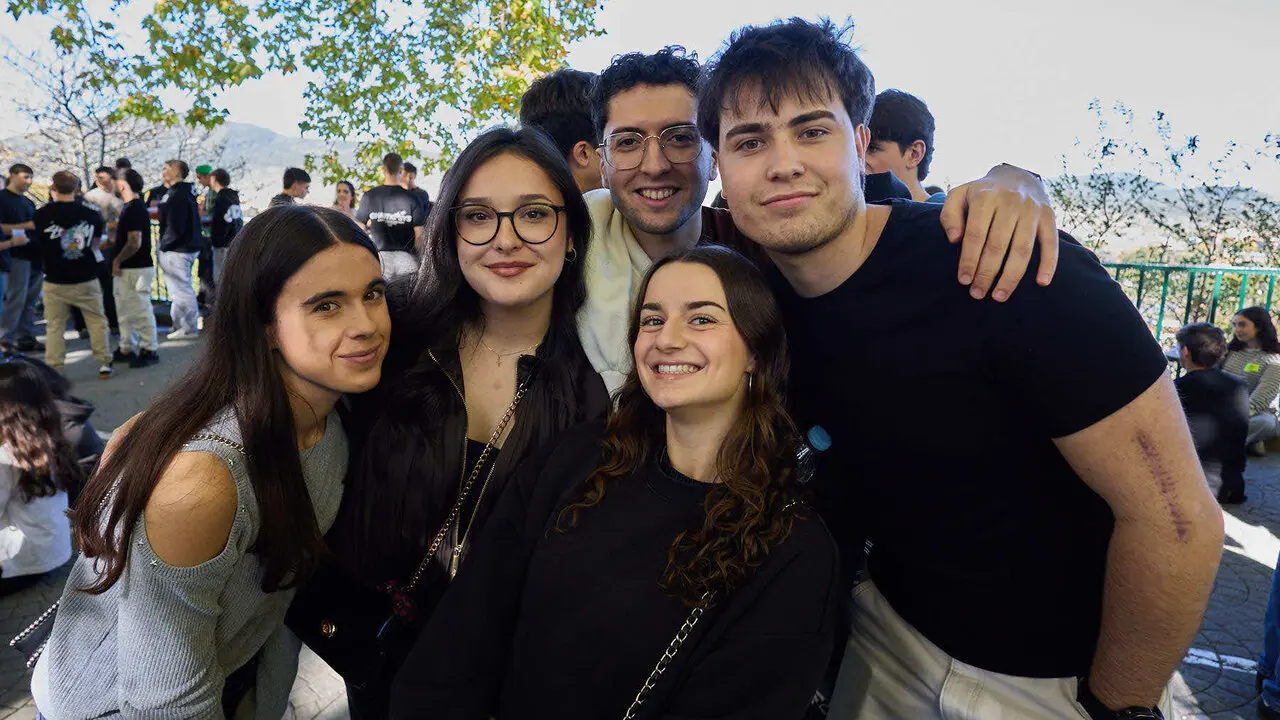 Botell&oacute;n y fiesta previa a la Carpa Universitaria de Oto&ntilde;o 2026 de los estudiantes de la Universidad P&uacute;blica de Navarra en el parque de la Medialuna de Pamplona. I&Ntilde;IGO ALZUGARAY
