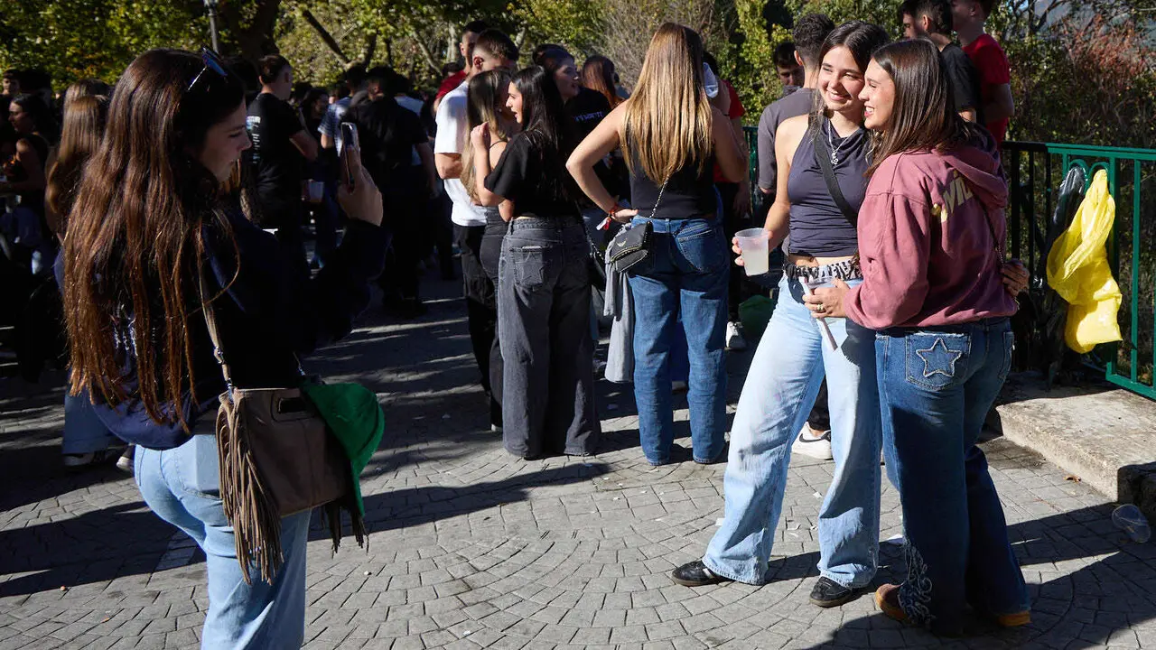 Botell&oacute;n y fiesta previa a la Carpa Universitaria de Oto&ntilde;o 2026 de los estudiantes de la Universidad P&uacute;blica de Navarra en el parque de la Medialuna de Pamplona. I&Ntilde;IGO ALZUGARAY