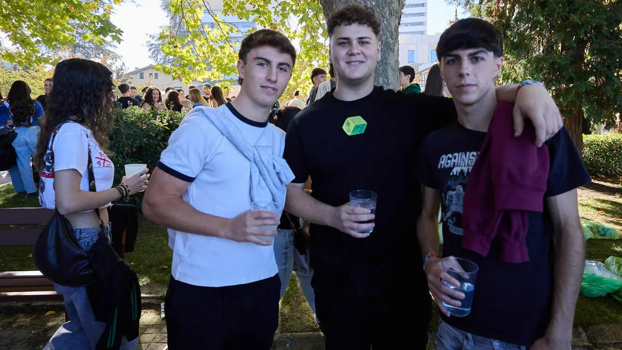Botell&oacute;n y fiesta previa a la Carpa Universitaria de Oto&ntilde;o 2026 de los estudiantes de la Universidad P&uacute;blica de Navarra en el parque de la Medialuna de Pamplona. I&Ntilde;IGO ALZUGARAY