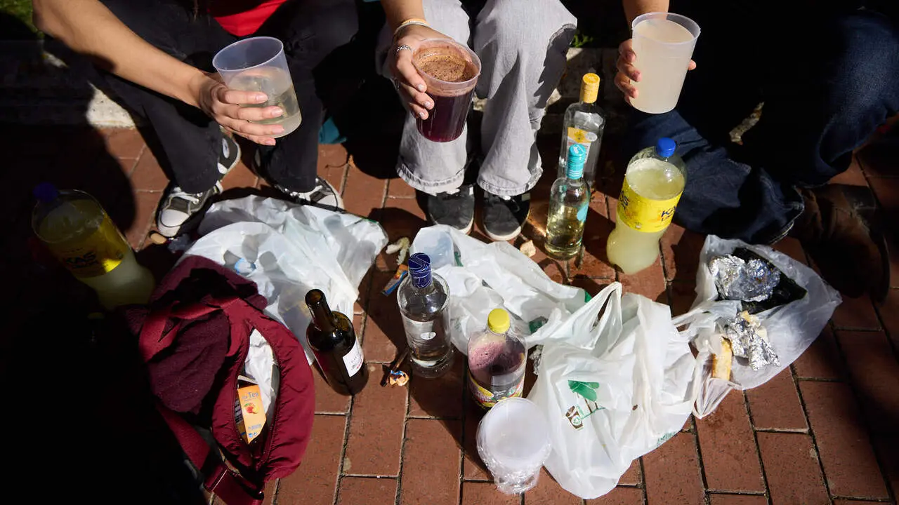 Botell&oacute;n y fiesta previa a la Carpa Universitaria de Oto&ntilde;o 2026 de los estudiantes de la Universidad P&uacute;blica de Navarra en el parque de la Medialuna de Pamplona. I&Ntilde;IGO ALZUGARAY