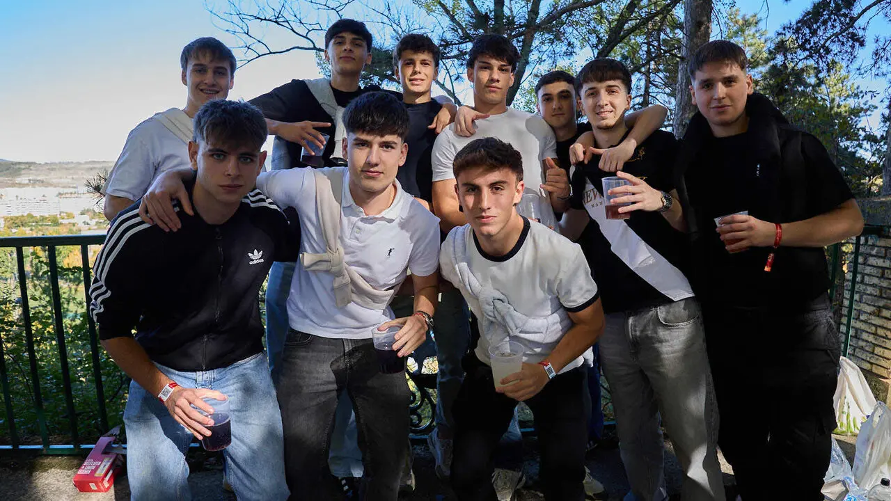 Botell&oacute;n y fiesta previa a la Carpa Universitaria de Oto&ntilde;o 2026 de los estudiantes de la Universidad P&uacute;blica de Navarra en el parque de la Medialuna de Pamplona. I&Ntilde;IGO ALZUGARAY