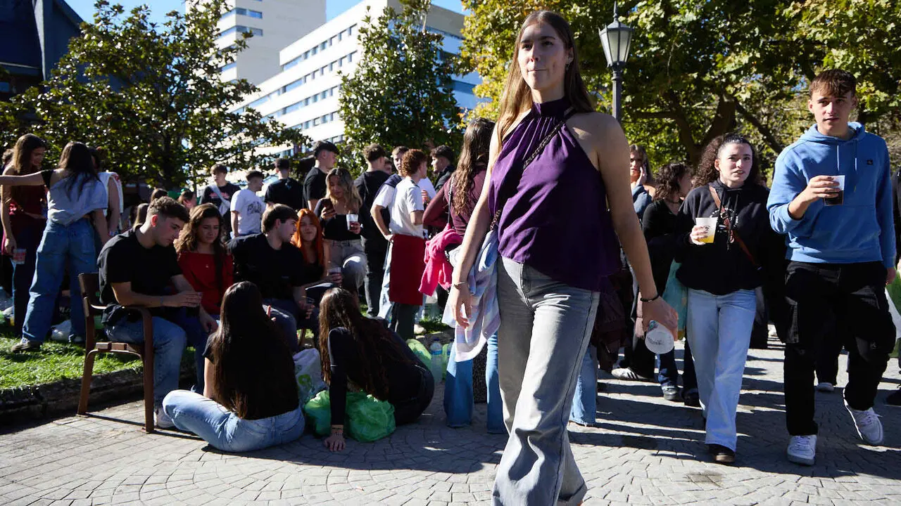 Botell&oacute;n y fiesta previa a la Carpa Universitaria de Oto&ntilde;o 2026 de los estudiantes de la Universidad P&uacute;blica de Navarra en el parque de la Medialuna de Pamplona. I&Ntilde;IGO ALZUGARAY