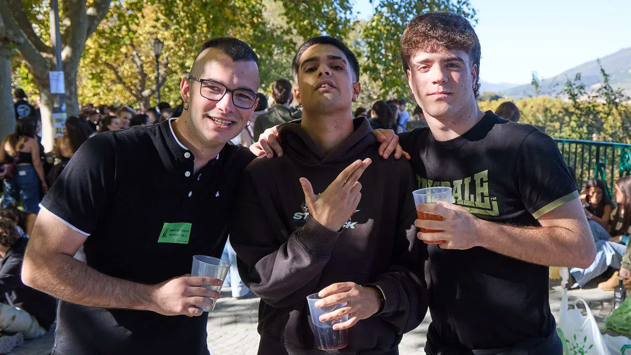 Botell&oacute;n y fiesta previa a la Carpa Universitaria de Oto&ntilde;o 2026 de los estudiantes de la Universidad P&uacute;blica de Navarra en el parque de la Medialuna de Pamplona. I&Ntilde;IGO ALZUGARAY
