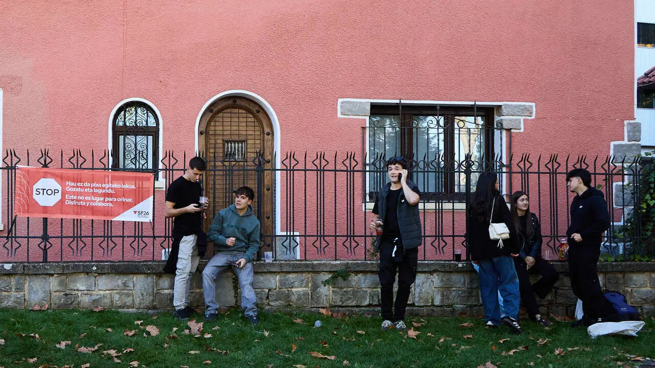 Botell&oacute;n y fiesta previa a la Carpa Universitaria de Oto&ntilde;o 2026 de los estudiantes de la Universidad P&uacute;blica de Navarra en el parque de la Medialuna de Pamplona. I&Ntilde;IGO ALZUGARAY