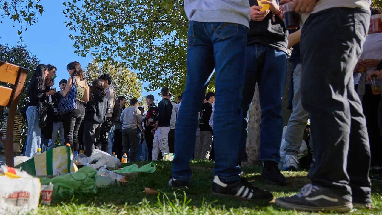 Botell&oacute;n y fiesta previa a la Carpa Universitaria de Oto&ntilde;o 2026 de los estudiantes de la Universidad P&uacute;blica de Navarra en el parque de la Medialuna de Pamplona. I&Ntilde;IGO ALZUGARAY