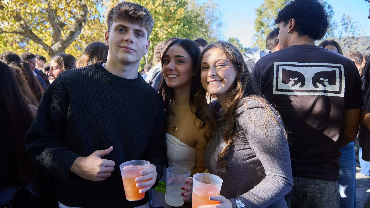 Botell&oacute;n y fiesta previa a la Carpa Universitaria de Oto&ntilde;o 2026 de los estudiantes de la Universidad P&uacute;blica de Navarra en el parque de la Medialuna de Pamplona. I&Ntilde;IGO ALZUGARAY