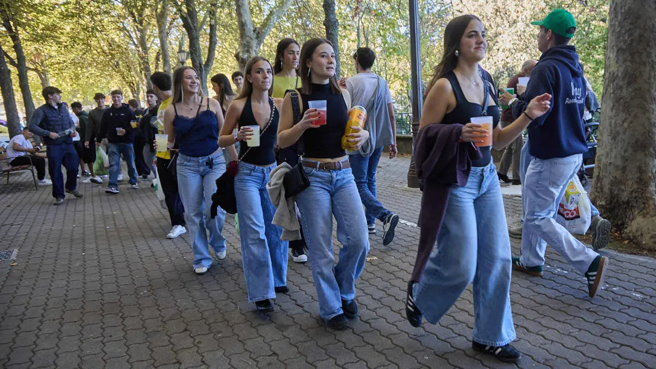 Botell&oacute;n y fiesta previa a la Carpa Universitaria de Oto&ntilde;o 2026 de los estudiantes de la Universidad P&uacute;blica de Navarra en el parque de la Medialuna de Pamplona. I&Ntilde;IGO ALZUGARAY