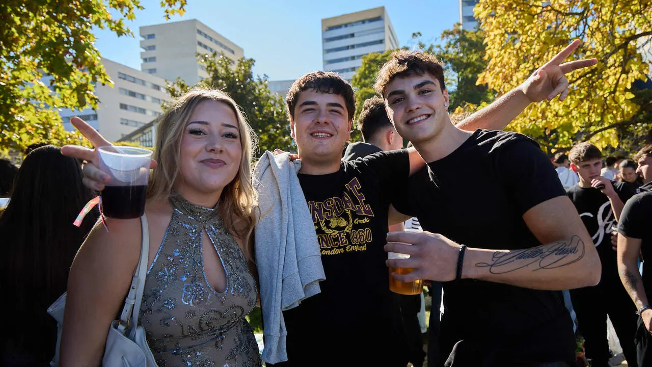 Botell&oacute;n y fiesta previa a la Carpa Universitaria de Oto&ntilde;o 2026 de los estudiantes de la Universidad P&uacute;blica de Navarra en el parque de la Medialuna de Pamplona. I&Ntilde;IGO ALZUGARAY