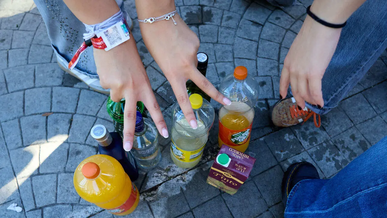 Botell&oacute;n y fiesta previa a la Carpa Universitaria de Oto&ntilde;o 2026 de los estudiantes de la Universidad P&uacute;blica de Navarra en el parque de la Medialuna de Pamplona. I&Ntilde;IGO ALZUGARAY