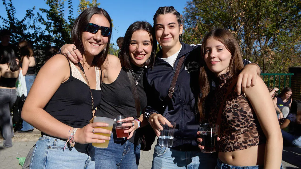 Botell&oacute;n y fiesta previa a la Carpa Universitaria de Oto&ntilde;o 2026 de los estudiantes de la Universidad P&uacute;blica de Navarra en el parque de la Medialuna de Pamplona. I&Ntilde;IGO ALZUGARAY