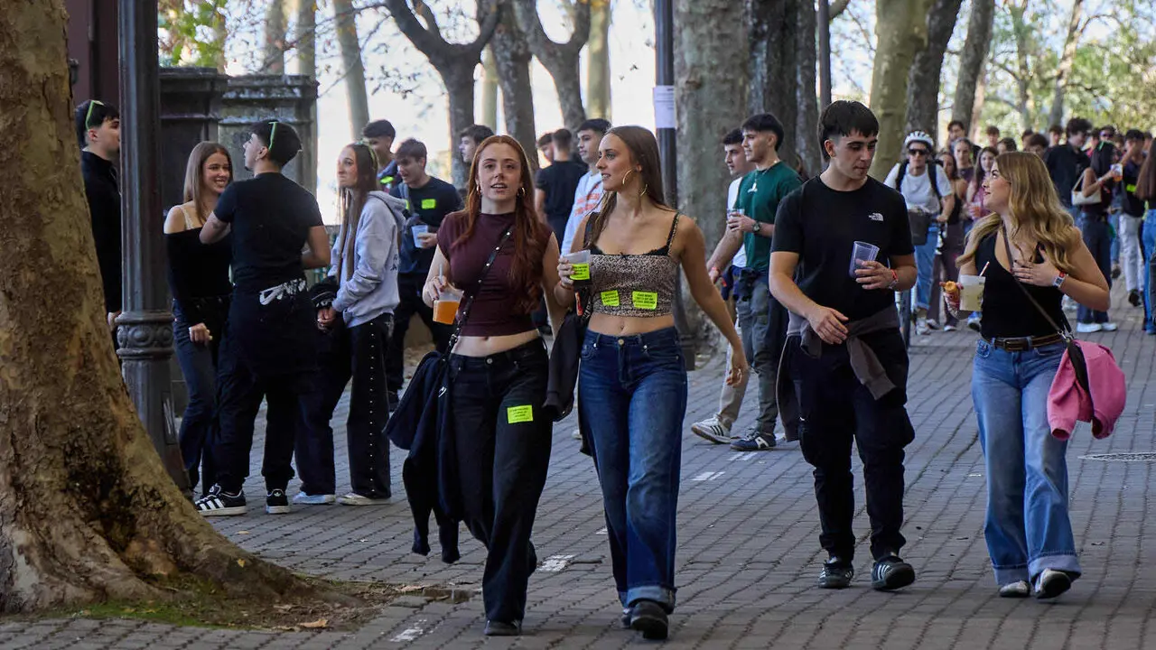 Botell&oacute;n y fiesta previa a la Carpa Universitaria de Oto&ntilde;o 2026 de los estudiantes de la Universidad P&uacute;blica de Navarra en el parque de la Medialuna de Pamplona. I&Ntilde;IGO ALZUGARAY